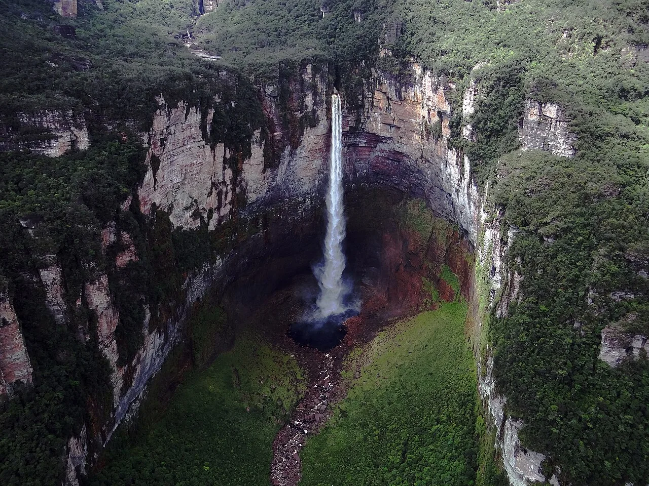Aerial view of Dragon Falls (Churún Merú), a waterfall 10 km south of Angel Falls at 5°52′32″N 62°32′07″W / 5.87556°N