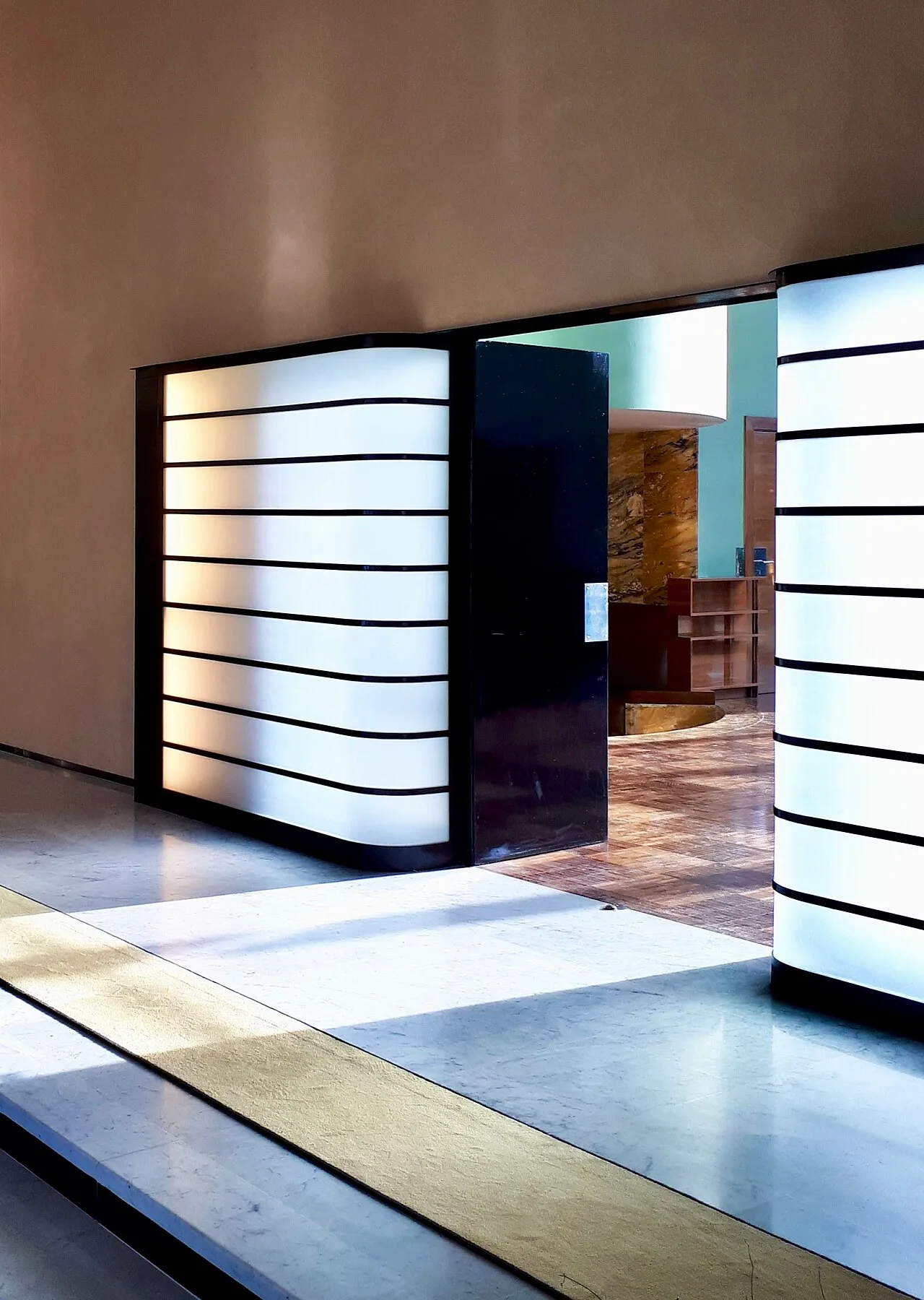 Vertical and horizontal luminous surfaces – Entrance hall of the Villa Cavrois in Croix, France, by Rob Mallet-Stevens (1932)[108]