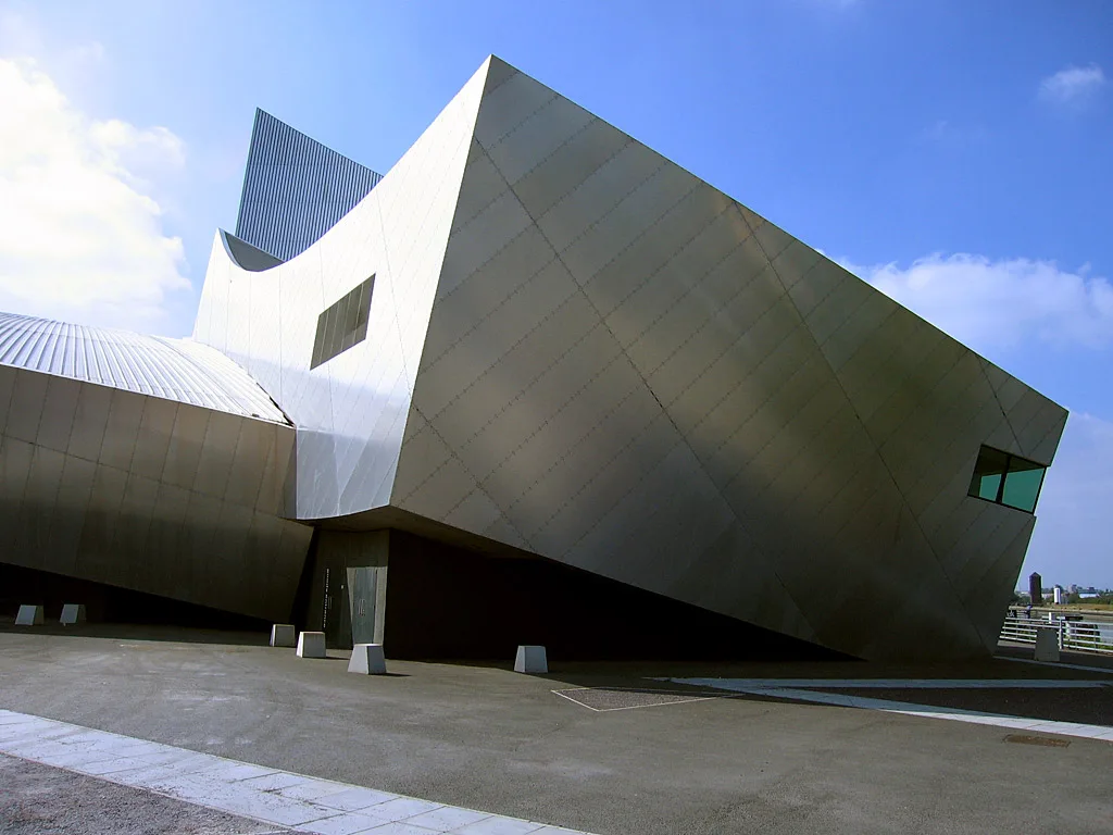 Libeskind's Imperial War Museum North in Trafford, Greater Manchester (2002). An archetype of deconstructivist architect