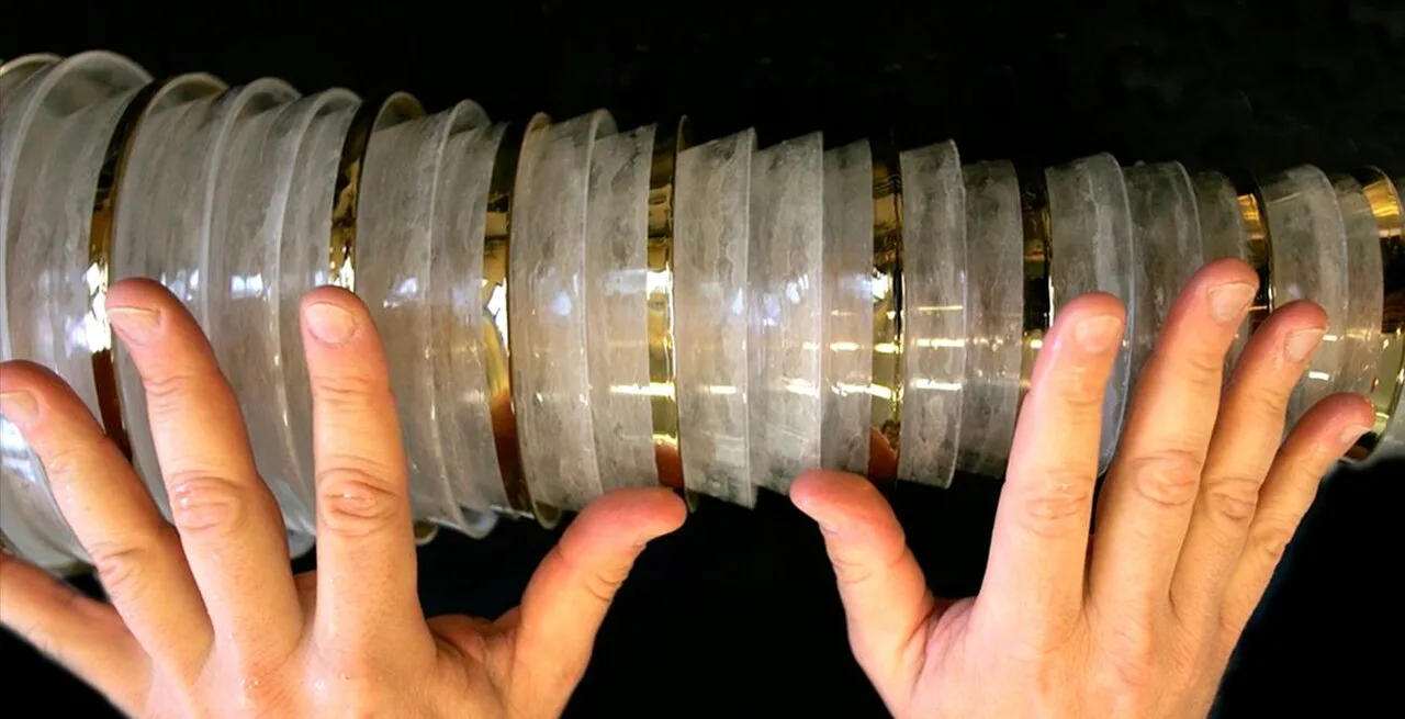 Spinning glass disks (bowls) on a common shaft are arranged with the lower notes (larger disks) to the left and higher n