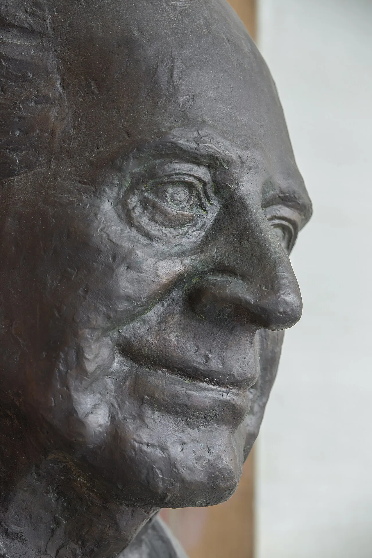 Popper bust in the Arkadenhof of the University of Vienna